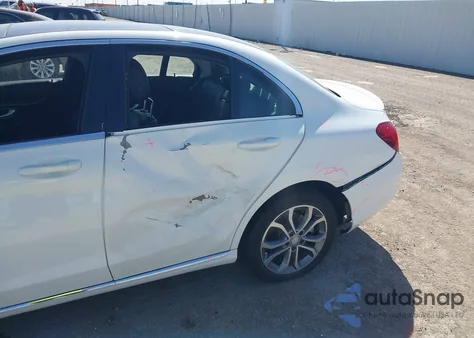 2016 Mercedes-Benz C 300 4Matic z USA, uszkodzony, nr VIN 55SWF4KB9GU146647